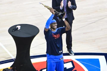  FOTODELDIA OKLAHOMA CITY (Estados Unidos), 23/05/2025.- El base canadiense de los Oklahoma City Thunder, Shai Gilgeous-Alexander recibe el premio al MVP de la temporada regular antes del partido de la final de Conferecia de la NBA entre los Minnesota Timberwolves y los Oklahoma City Thunder en Oklahoma City, Oklahoma, Estados Unidos. EFE/ Gerald Leong PROHIBIDO SU USO POR SHUTTERSTOCK