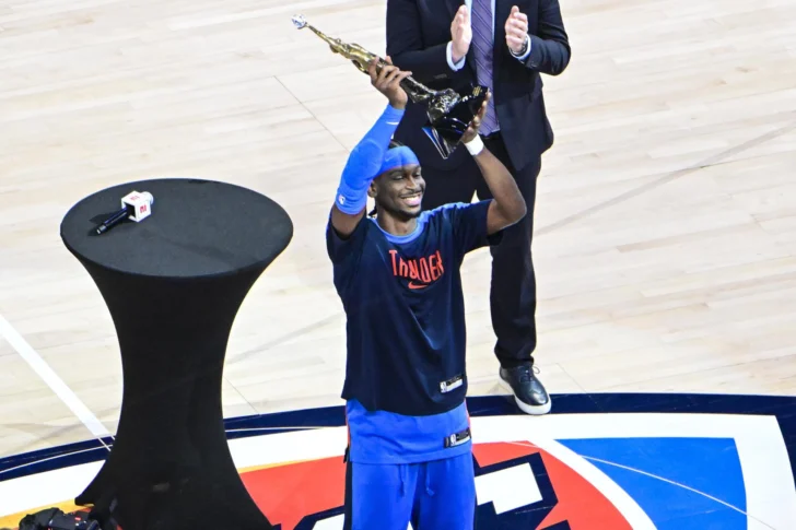  FOTODELDIA OKLAHOMA CITY (Estados Unidos), 23/05/2025.- El base canadiense de los Oklahoma City Thunder, Shai Gilgeous-Alexander recibe el premio al MVP de la temporada regular antes del partido de la final de Conferecia de la NBA entre los Minnesota Timberwolves y los Oklahoma City Thunder en Oklahoma City, Oklahoma, Estados Unidos. EFE/ Gerald Leong PROHIBIDO SU USO POR SHUTTERSTOCK