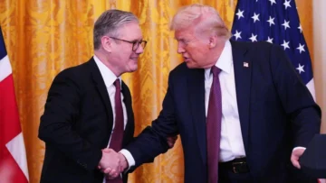 EE.UU. logra con Reino Unido el primer acuerdo comercial en medio de la ofensiva de aranceles de Trump EE.UU. logra con Reino Unido el primer acuerdo comercial en medio de la ofensiva de aranceles de Trump