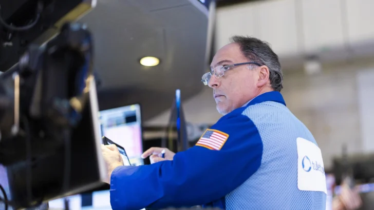 Wall Street cierra verde con tipos inamovibles y riesgos por aranceles