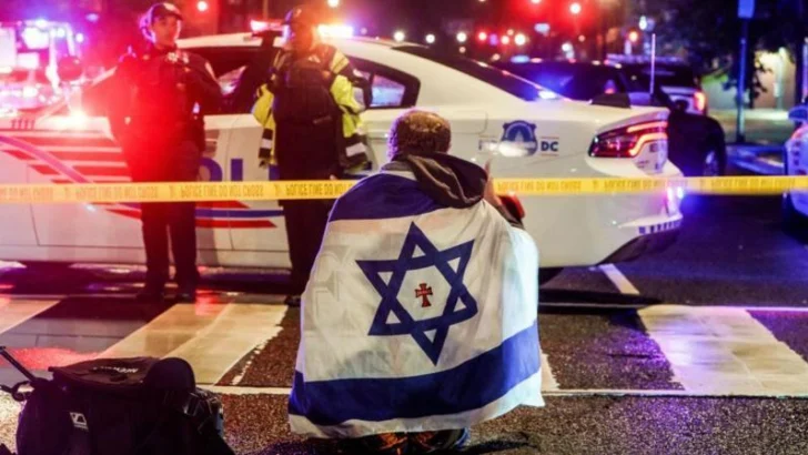 Asesinan a tiros a dos empleados de la embajada de Israel cerca del Museo Judío en Washington