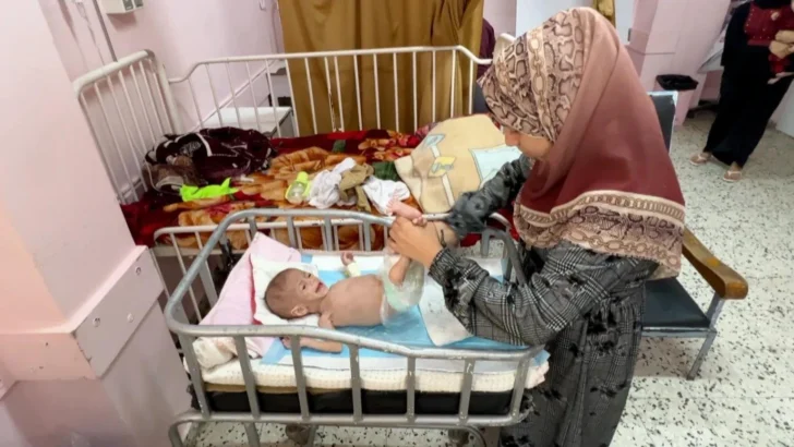 Una bebé de 5 meses que pesa 2 kilos y madres que no pueden amamantar: aumenta la desnutrición en Gaza en el tercer mes del bloqueo de Israel