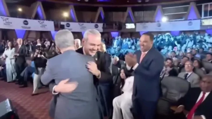 Abrazo entre Abinader y Leonel cosecha ovación