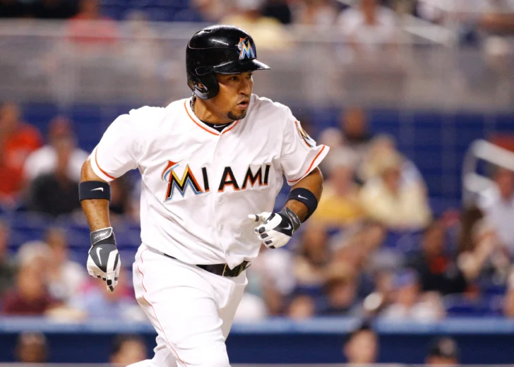 Rafael Furcal cuando jugaba por los Marlins de Miami. Fotografía de un partido contra los Mets de Nueva York en el Marlins Park el 20 de junio de 2014 en Miami, Florida. Rob Foldy/Getty Images/AFP (Foto de Rob Foldy / GETTY IMAGES NORTH AMERICA / Getty Images vía AFP)