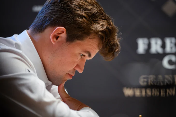  Magnus Carlsen, número uno del mundo en el ranking de la Federación Mundial de Ajedrez, observa el tablero durante el Grand Slam de Ajedrez Estilo Libre en el Weissenhaus Private Nature Luxury Resort de Wangels. Foto: Gregor Fischer/dpa (Foto de Gregor Fischer / DPA / dpa Picture-Alliance vía AFP)