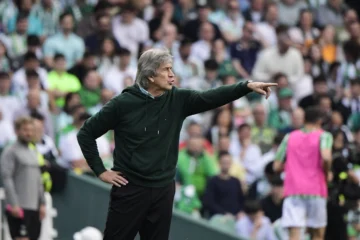  Real Betis. El DT chileno Manuel Pellegrini en Seville en April 13, 2025. (Photo by CRISTINA QUICLER / AFP)