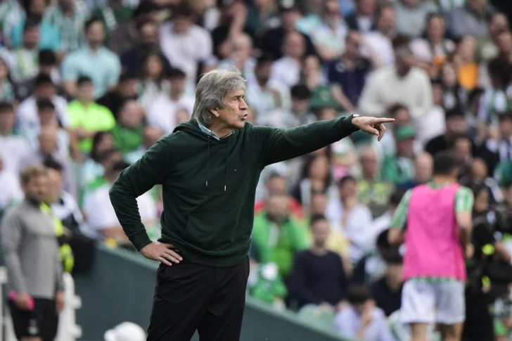  Real Betis. El DT chileno Manuel Pellegrini en Seville en April 13, 2025. (Photo by CRISTINA QUICLER / AFP)