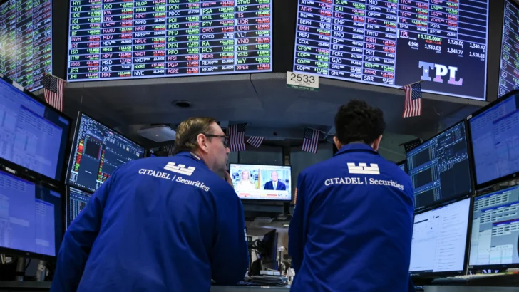 Wall Street cierra en rojo, prudente antes de reunión de la Fed