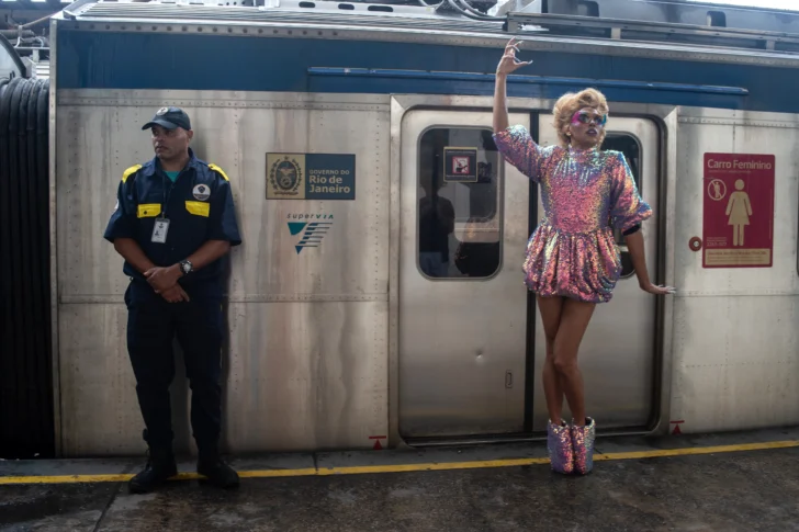  Una modelo de la comunidad LGBT posa para una foto con un atuendo inspirado en la cantante estadounidense Lady Gaga en la estación Central do Brasil de Río de Janeiro, Brasil (Photo by Tercio TEIXEIRA / AFP)
