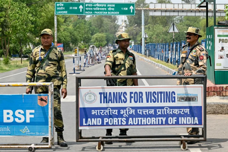  ersonal de la Fuerza de Seguridad Fronteriza de la India (BSF) monta guardia cerca del puesto fronterizo de Wagah entre India y Pakistán, a unos 35 km de Amritsar, el 6 de mayo de 2025. India y Pakistán, rivales con armas nucleares, han intercambiado disparos durante 12 noches consecutivas a lo largo de su frontera de facto, fuertemente militarizada, en la disputada región de Cachemira, desde el ataque del 22 de abril que causó la muerte de 26 civiles. Nueva Delhi atribuye el ataque a Pakistán, aunque Islamabad lo niega. (Foto de Narinder NANU / AFP)