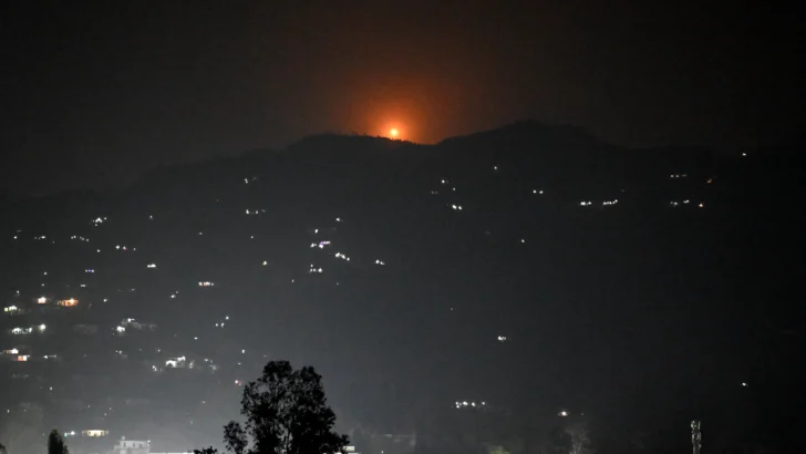 India bombardea Pakistán, que promete 