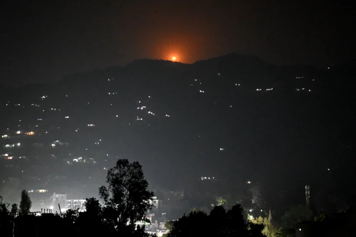 India bombardea Pakistán, que promete 'responder'