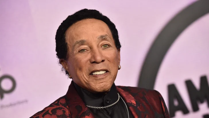 El cantante Smokey Robinson se enfrenta a demanda en EEUU por ataque sexual