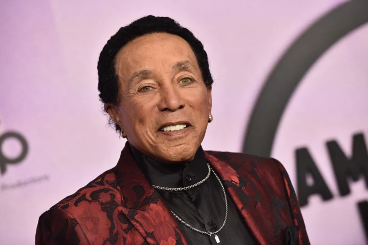 El cantante Smokey Robinson se enfrenta a demanda en EEUU por ataque sexual