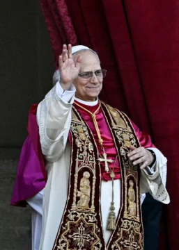  El recién elegido Papa León XIV, Robert Francis Prévost, hace un gesto desde el balcón central de la Basílica de San Pedro, tras la clausura del cónclave de los cardenales en el Vaticano, el 8 de mayo de 2025. Robert Francis Prévost fue elegido el jueves como el primer Papa estadounidense, según anunció el Vaticano. Moderado, cercano al Papa Francisco y misionero durante años en Perú, se convierte en el 267.º pontífice de la Iglesia católica, adoptando el nombre papal de León XIV.<br />(Foto de Gabriel BOUYS / AFP)