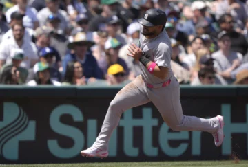  SACRAMENTO, CALIFORNIA - 11 DE MAYO: Jasson Domínguez #24 de los Yankees de Nueva York cruza la tercera base para anotar con un doblete productor de Oswaldo Cabrera #95 contra los Atléticos en la parte alta de la tercera entrada en el Sutter Health Park el 11 de mayo de 2025 en Sacramento, California. Thearon W. Henderson/Getty Images/AFP (Foto de Thearon W. Henderson / GETTY IMAGES NORTH AMERICA / Getty Images vía AFP)