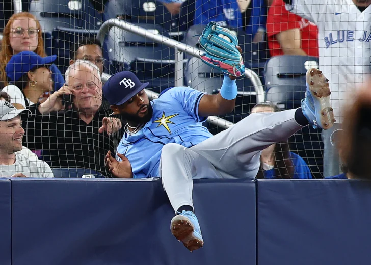  Junior Caminero se queda atrapado en la red tras atrapar un elevado de Addison Barger #47 de los Azulejos de Toronto en territorio de foul en la quinta entrada durante un juego en el Rogers Centre el 13 de mayo de 2025 en Toronto, Ontario, Canadá. Vaughn Ridley/Getty Images/AFP (Foto de Vaughn Ridley / GETTY IMAGES NORTH AMERICA / Getty Images vía AFP)