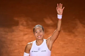  La china Zheng Qinwen celebra tras vencer a la bielorrusa Aryna Sabalenka en su partido individual femenino de cuartos de final del Abierto de Roma de la WTA, disputado en el Foro Itálico de Roma, el 14 de mayo de 2025. (Foto de PIERO CRUCIATTI / AFP