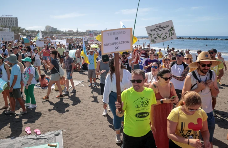 'Canarias ya no es un paraíso': miles de personas manifiestan contra el turismo masivo