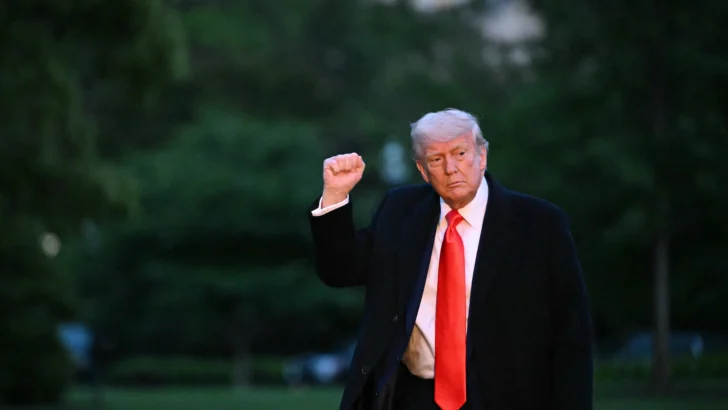 Trump asiste a gala de compradores de su criptomoneda, en medio de denuncias de corrupción Trump asiste a gala de compradores de su criptomoneda, en medio de denuncias de corrupción