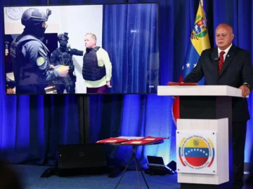  Fotografía difundida por el Ministerio del Interior y de Justicia de Venezuela que muestra al ministro del Interior, Diosdado Cabello, hablando sobre la detención del opositor Juan Pablo Guanipa durante una conferencia de prensa en Caracas el 23 de mayo de 2025. (Foto: Handout / Ministerio del Interior y de Justicia de Venezuela / AFP)