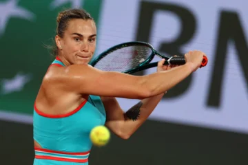  La bielorrusa Aryna Sabalenka devuelve un revés a la rusa Kamilla Rakhimova durante su partido individual femenino en el primer día del Abierto de Francia, en la cancha Philippe-Chatrier del complejo Roland-Garros de París, el 25 de mayo de 2025. (Foto de Alain JOCARD / AFP)