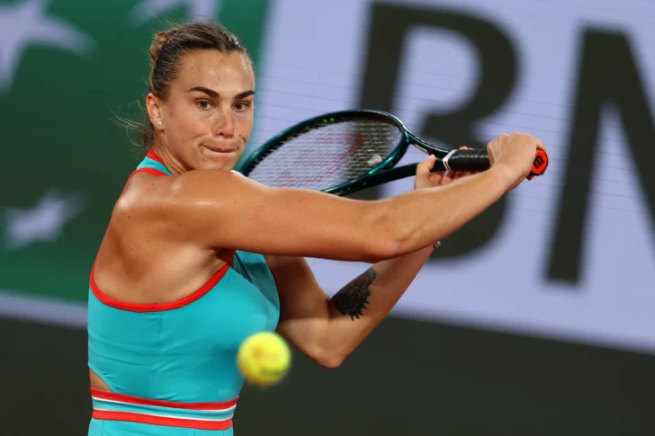  La bielorrusa Aryna Sabalenka devuelve un revés a la rusa Kamilla Rakhimova durante su partido individual femenino en el primer día del Abierto de Francia, en la cancha Philippe-Chatrier del complejo Roland-Garros de París, el 25 de mayo de 2025. (Foto de Alain JOCARD / AFP)