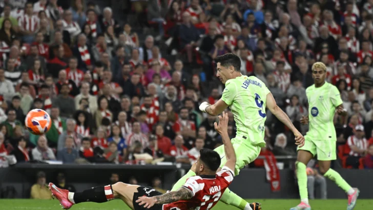 Goleando, Lewandowski pone el boche de oro a la gran temporada del Barça