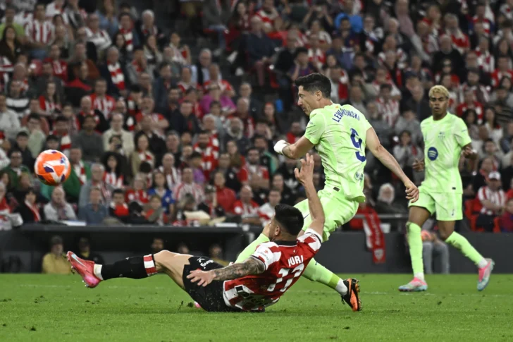 Goleando, Lewandowski pone el boche de oro a la gran temporada del Barça