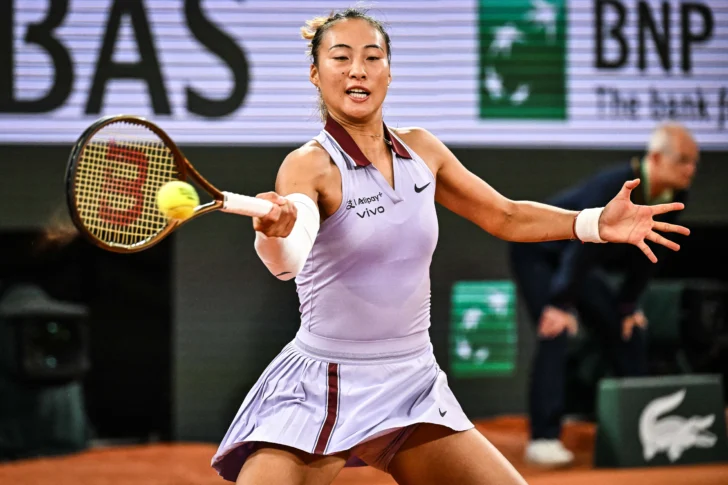  Qinwen ZHENG de China durante el primer día del torneo de tenis Roland-Garros 2025, Abierto de Francia, Grand Slam, el 25 de mayo de 2025 en el estadio Roland-Garros en París, Francia - Foto Matthieu Mirville / DPPI (Foto de Matthieu Mirville / Matthieu Mirville / DPPI vía AFP)