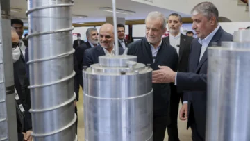 Irán considera 'inaceptable' el arma nuclear, afirma su ministro de Exteriores