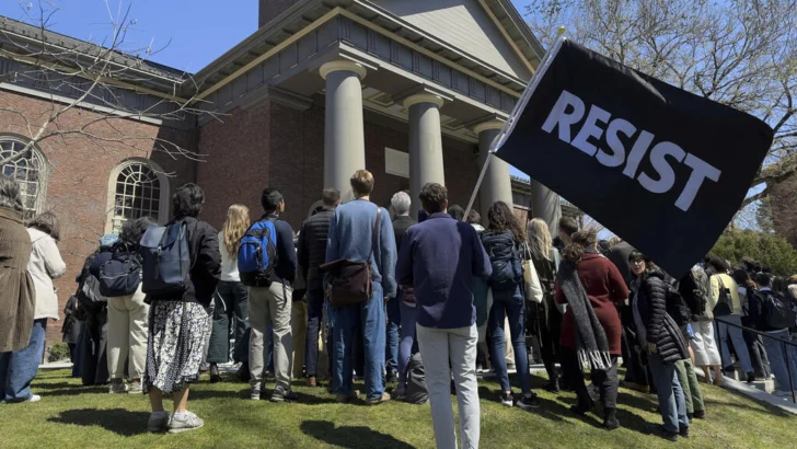 Gobierno de Trump impide a Harvard matricular a estudiantes extranjeros