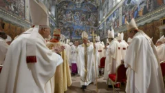 Traer luz a las noches oscuras del mundo, la promesa del papa León XIV en su primera homilía