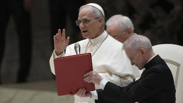 El Papa León XIV actualiza su documento de identidad peruano en el Vaticano