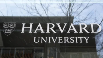 Harvard demanda a Trump por veto a estudiantes extranjeros