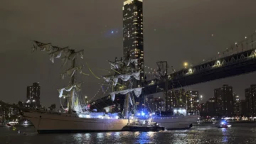 Dos fallecidos tras el choque de un velero mexicano contra el Puente de Brooklyn