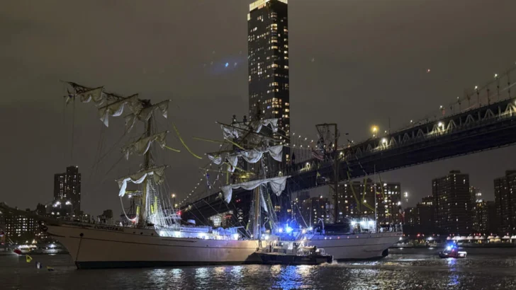 Dos fallecidos tras el choque de un velero mexicano contra el Puente de Brooklyn