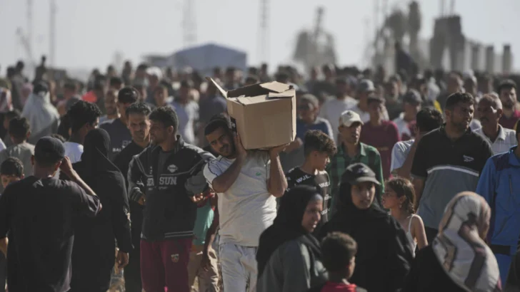 Gaza: una multitud hambrienta irrumpe en un centro de distribución de ayuda