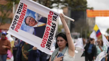 Miles marchan en apoyo a reformas, pero en menor número del esperado por Petro