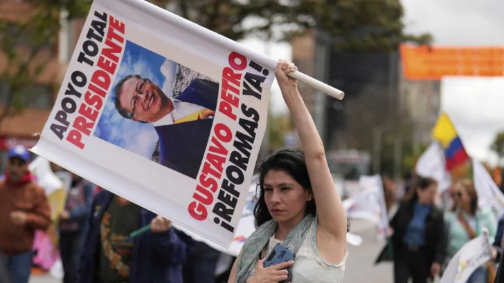 Miles marchan en apoyo a reformas, pero en menor número del esperado por Petro
