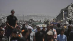 Israel causa decenas de muertos en nuevos ataques en Gaza, mientras avanza la caótica entrega de ayuda