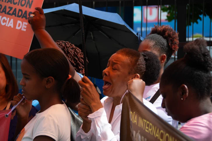 Organizaciones protestan por deportaciones de embarazadas haitianas y fallas en el sistema sanitario