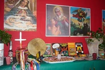  Altar del vudú dominicano. Fuente: https://lapasioncultural.blogspot.com