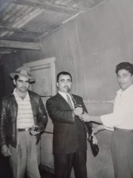 Antonio-Sanchez-en-el-centro-Jorge-Pena-quien-guardo-el-fusil-del-teniente-Amado-Garcia-Guerrero-y-a-la-derecha-un-joven-llamado-Leo-546x728 Antonio-Sanchez-en-el-centro-Jorge-Pena-quien-guardo-el-fusil-del-teniente-Amado-Garcia-Guerrero-y-a-la-derecha-un-joven-llamado-Leo-546x728