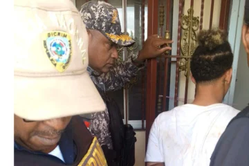 Apresan a El Chamo por robo en tienda de Villa Altagracia y posesión ilegal de armas