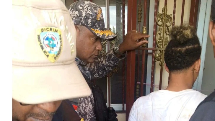Apresan a El Chamo por robo en tienda de Villa Altagracia y posesión ilegal de armas