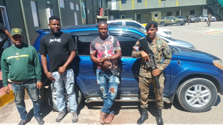 Arrestan a sargento y raso del ejército por tráfico de haitianos indocumentados