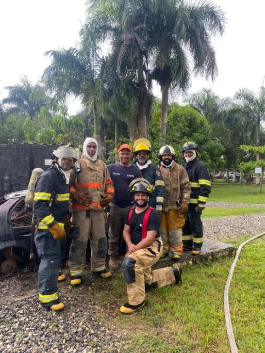 Asistentes-posan-como-equipo-contra-incendio-luego-de-realizadas-las-maniobras-de-extincion-546x728 Asistentes-posan-como-equipo-contra-incendio-luego-de-realizadas-las-maniobras-de-extincion-546x728