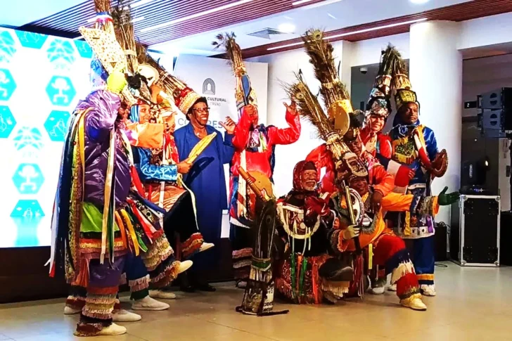  Celsa Albert junto a los Guyola de San Pedro de Macorís, en el II Congreso sobre Patrimonio Cultural que desarrolló el fin de semana el Centro Cultural Banreservas.