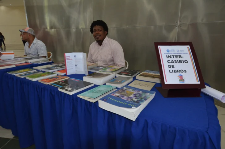  Exposición de libros en la Biblioteca Pedro Mir de la UASD.